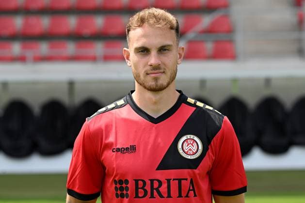 18.07.2024, xjhx, Fussball 3.Liga, SV Wehen Wiesbaden - Fototermin Saison 2024 25, Porträttermin 2024 2025 emspor, v.l. Ole Wohlers (DFL DFB REGULATIONS PROHIBIT ANY USE OF PHOTOGRAPHS as IMAGE SEQUENCES and or QUASI-VIDEO) Wiesbaden