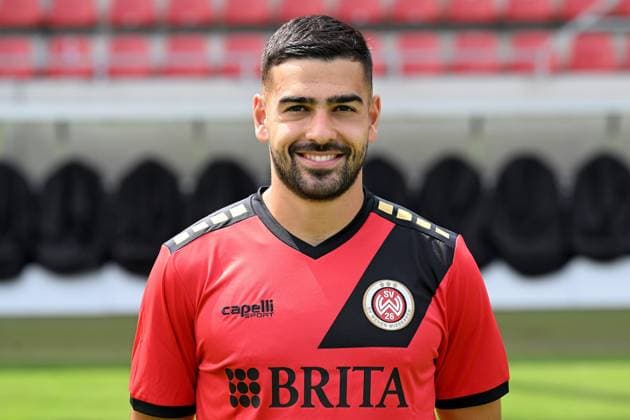 18.07.2024, xjhx, Fussball 3.Liga, SV Wehen Wiesbaden - Fototermin Saison 2024 25, Porträttermin 2024 2025 emspor, v.l. Tarik Gözüsirin (DFL DFB REGULATIONS PROHIBIT ANY USE OF PHOTOGRAPHS as IMAGE SEQUENCES and or QUASI-VIDEO) Wiesbaden