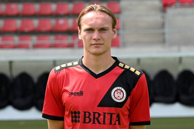 18.07.2024, xjhx, Fussball 3.Liga, SV Wehen Wiesbaden - Fototermin Saison 2024 25, Porträttermin 2024 2025 emspor, v.l. Ryan Johansson (DFL DFB REGULATIONS PROHIBIT ANY USE OF PHOTOGRAPHS as IMAGE SEQUENCES and or QUASI-VIDEO) Wiesbaden