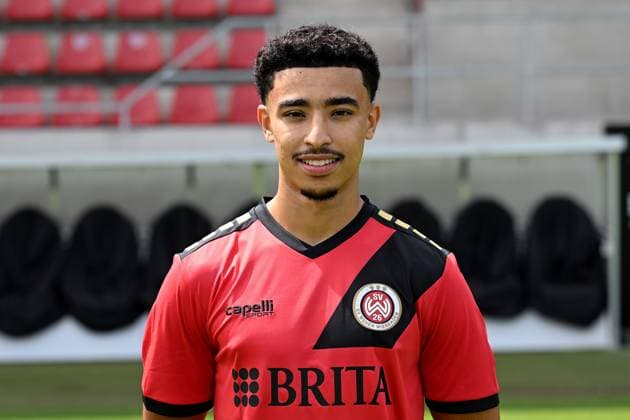 18.07.2024, xjhx, Fussball 3.Liga, SV Wehen Wiesbaden - Fototermin Saison 2024 25, Porträttermin 2024 2025 emspor, v.l. Nassim El Ouarti (DFL DFB REGULATIONS PROHIBIT ANY USE OF PHOTOGRAPHS as IMAGE SEQUENCES and or QUASI-VIDEO) Wiesbaden