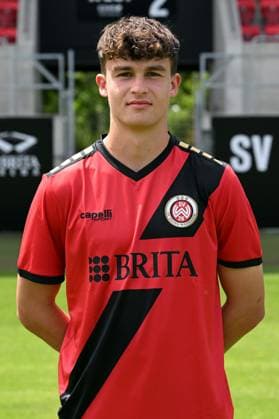18.07.2024, xjhx, Fussball 3.Liga, SV Wehen Wiesbaden - Fototermin Saison 2024 25, Porträttermin 2024 2025 emspor, v.l. Ben Nink (DFL DFB REGULATIONS PROHIBIT ANY USE OF PHOTOGRAPHS as IMAGE SEQUENCES and or QUASI-VIDEO) Wiesbaden