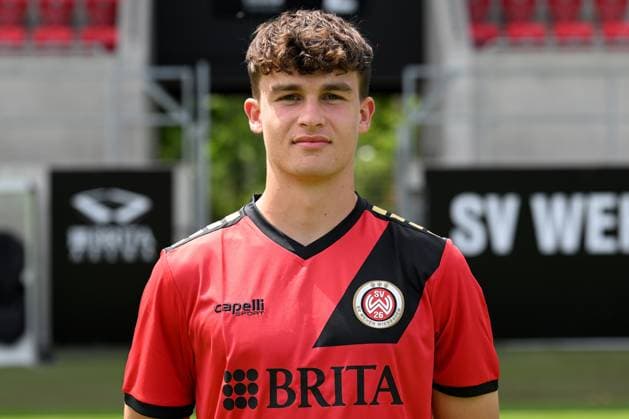 18.07.2024, xjhx, Fussball 3.Liga, SV Wehen Wiesbaden - Fototermin Saison 2024 25, Porträttermin 2024 2025 emspor, v.l. Ben Nink (DFL DFB REGULATIONS PROHIBIT ANY USE OF PHOTOGRAPHS as IMAGE SEQUENCES and or QUASI-VIDEO) Wiesbaden