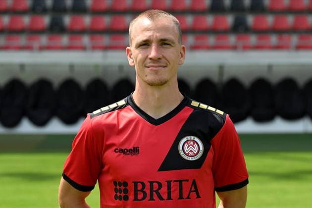 18.07.2024, xjhx, Fussball 3.Liga, SV Wehen Wiesbaden - Fototermin Saison 2024 25, Porträttermin 2024 2025 emspor, v.l. Emanuel Taffertshofer (DFL DFB REGULATIONS PROHIBIT ANY USE OF PHOTOGRAPHS as IMAGE SEQUENCES and or QUASI-VIDEO) Wiesbaden