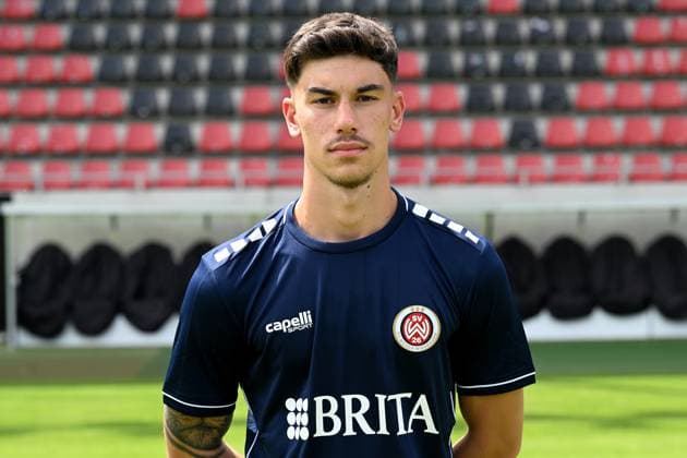 18.07.2024, xjhx, Fussball 3.Liga, SV Wehen Wiesbaden - Fototermin Saison 2024 25, Porträttermin 2024 2025 emspor, v.l. Noah Brdar (DFL DFB REGULATIONS PROHIBIT ANY USE OF PHOTOGRAPHS as IMAGE SEQUENCES and or QUASI-VIDEO) Wiesbaden