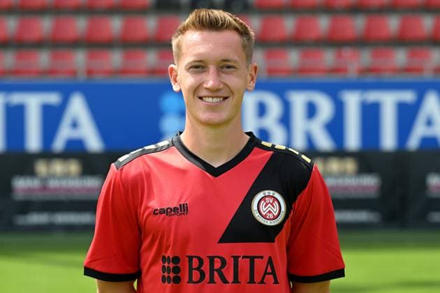 18.07.2024, xjhx, Fussball 3.Liga, SV Wehen Wiesbaden - Fototermin Saison 2024 25, Porträttermin 2024 2025 emspor, v.l. Fabian Greilinger (DFL DFB REGULATIONS PROHIBIT ANY USE OF PHOTOGRAPHS as IMAGE SEQUENCES and or QUASI-VIDEO) Wiesbaden