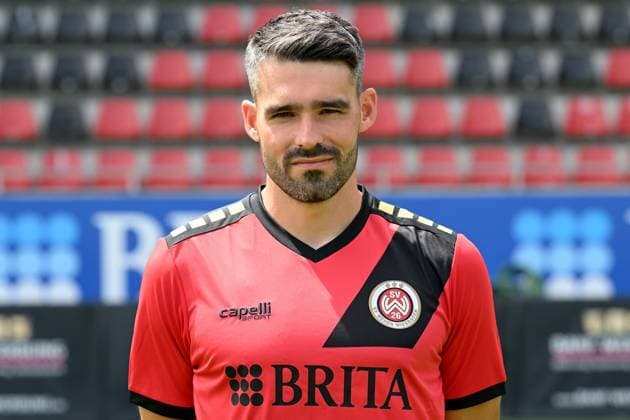 18.07.2024, xjhx, Fussball 3.Liga, SV Wehen Wiesbaden - Fototermin Saison 2024 25, Porträttermin 2024 2025 emspor, v.l. Sascha Mockenhaupt (DFL DFB REGULATIONS PROHIBIT ANY USE OF PHOTOGRAPHS as IMAGE SEQUENCES and or QUASI-VIDEO) Wiesbaden