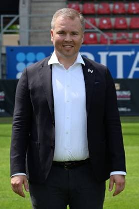 18.07.2024, xjhx, Fussball 3.Liga, SV Wehen Wiesbaden - Fototermin Saison 2024 25, Porträttermin 2024 2025 emspor, v.l. Geschäftsführer Finanzen Paul Specht (DFL DFB REGULATIONS PROHIBIT ANY USE OF PHOTOGRAPHS as IMAGE SEQUENCES and or QUASI-VIDEO) Wiesbaden