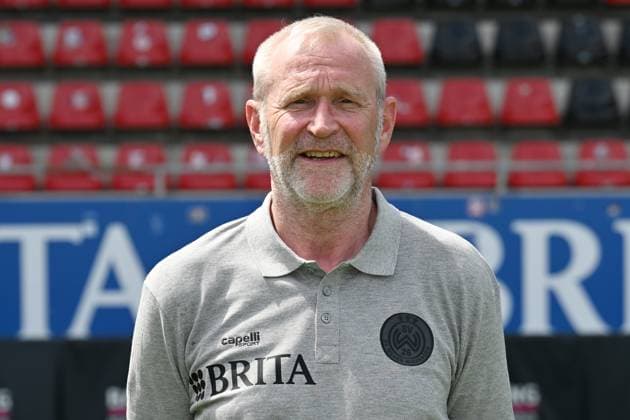 18.07.2024, xjhx, Fussball 3.Liga, SV Wehen Wiesbaden - Fototermin Saison 2024 25, Porträttermin 2024 2025 emspor, v.l. Geschäftsführer Uwe Stöver (DFL DFB REGULATIONS PROHIBIT ANY USE OF PHOTOGRAPHS as IMAGE SEQUENCES and or QUASI-VIDEO) Wiesbaden