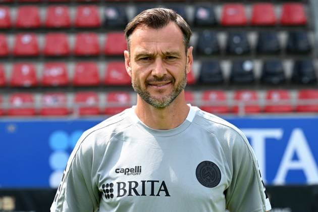 18.07.2024, xjhx, Fussball 3.Liga, SV Wehen Wiesbaden - Fototermin Saison 2024 25, Porträttermin 2024 2025 emspor, v.l. Chef-Trainer Nils Döring (DFL DFB REGULATIONS PROHIBIT ANY USE OF PHOTOGRAPHS as IMAGE SEQUENCES and or QUASI-VIDEO) Wiesbaden