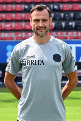 18.07.2024, xjhx, Fussball 3.Liga, SV Wehen Wiesbaden - Fototermin Saison 2024 25, Porträttermin 2024 2025 emspor, v.l. Chef-Trainer Nils Döring (DFL DFB REGULATIONS PROHIBIT ANY USE OF PHOTOGRAPHS as IMAGE SEQUENCES and or QUASI-VIDEO) Wiesbaden
