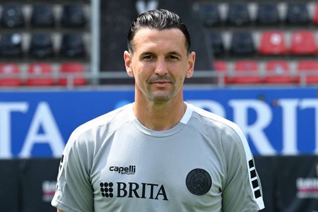 18.07.2024, xjhx, Fussball 3.Liga, SV Wehen Wiesbaden - Fototermin Saison 2024 25, Porträttermin 2024 2025 emspor, v.l. Torwart-Trainer Marjan Petkovic (DFL DFB REGULATIONS PROHIBIT ANY USE OF PHOTOGRAPHS as IMAGE SEQUENCES and or QUASI-VIDEO) Wiesbaden