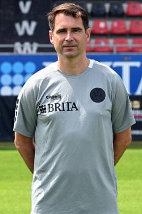 18.07.2024, xjhx, Fussball 3.Liga, SV Wehen Wiesbaden - Fototermin Saison 2024 25, Porträttermin 2024 2025 emspor, v.l. Dr. Tobias Freyer (DFL DFB REGULATIONS PROHIBIT ANY USE OF PHOTOGRAPHS as IMAGE SEQUENCES and or QUASI-VIDEO) Wiesbaden