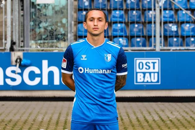 Baris Atik, 1. FC Magdeburg - 2. Fussball Bundesliga Porträttermin 2. BL 2024 2025 offizieller Fototermin 1. FC Magdeburg in der Avnet Arena in Magdeburg - Porträt, Portrait, Einzelbild, Deutschland, Fussball, Maenner, GER, 18.07.2024