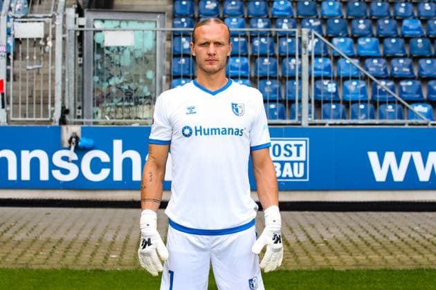 Torwart Dominik Reimann, 1. FC Magdeburg - 2. Fussball Bundesliga Porträttermin 2. BL 2024 2025 offizieller Fototermin 1. FC Magdeburg in der Avnet Arena in Magdeburg - Porträt, Portrait, Einzelbild, Deutschland, Fussball, Maenner, GER, 18.07.2024