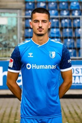 Andi Hoti, 1. FC Magdeburg - 2. Fussball Bundesliga Porträttermin 2. BL 2024 2025 offizieller Fototermin 1. FC Magdeburg in der Avnet Arena in Magdeburg - Porträt, Portrait, Einzelbild, Deutschland, Fussball, Maenner, GER, 18.07.2024