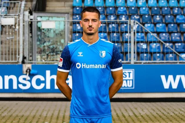 Andi Hoti, 1. FC Magdeburg - 2. Fussball Bundesliga Porträttermin 2. BL 2024 2025 offizieller Fototermin 1. FC Magdeburg in der Avnet Arena in Magdeburg - Porträt, Portrait, Einzelbild, Deutschland, Fussball, Maenner, GER, 18.07.2024