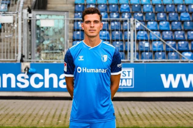 Tobias Müller, 1. FC Magdeburg - 2. Fussball Bundesliga Porträttermin 2. BL 2024 2025 offizieller Fototermin 1. FC Magdeburg in der Avnet Arena in Magdeburg - Porträt, Portrait, Einzelbild, Deutschland, Fussball, Maenner, GER, 18.07.2024