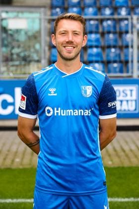 Connor Krempicki, 1. FC Magdeburg - 2. Fussball Bundesliga Porträttermin 2. BL 2024 2025 offizieller Fototermin 1. FC Magdeburg in der Avnet Arena in Magdeburg - Porträt, Portrait, Einzelbild, Deutschland, Fussball, Maenner, GER, 18.07.2024