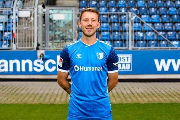 Connor Krempicki, 1. FC Magdeburg - 2. Fussball Bundesliga Porträttermin 2. BL 2024 2025 offizieller Fototermin 1. FC Magdeburg in der Avnet Arena in Magdeburg - Porträt, Portrait, Einzelbild, Deutschland, Fussball, Maenner, GER, 18.07.2024