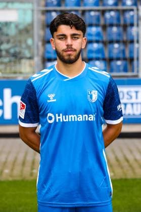 Abu-Bekir Ömer El-Zein, 1. FC Magdeburg - 2. Fussball Bundesliga Porträttermin 2. BL 2024 2025 offizieller Fototermin 1. FC Magdeburg in der Avnet Arena in Magdeburg - Porträt, Portrait, Einzelbild, Deutschland, Fussball, Maenner, GER, 18.07.2024