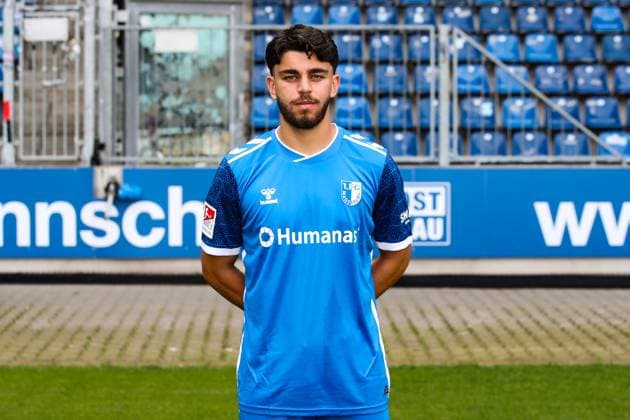 Abu-Bekir Ömer El-Zein, 1. FC Magdeburg - 2. Fussball Bundesliga Porträttermin 2. BL 2024 2025 offizieller Fototermin 1. FC Magdeburg in der Avnet Arena in Magdeburg - Porträt, Portrait, Einzelbild, Deutschland, Fussball, Maenner, GER, 18.07.2024