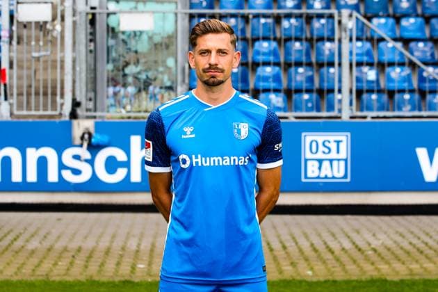Alexander Nollenberger, 1. FC Magdeburg - 2. Fussball Bundesliga Porträttermin 2. BL 2024 2025 offizieller Fototermin 1. FC Magdeburg in der Avnet Arena in Magdeburg - Porträt, Portrait, Einzelbild, Deutschland, Fussball, Maenner, GER, 18.07.2024