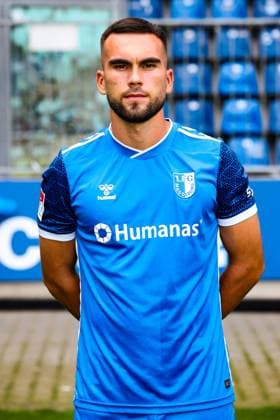 Emir Kuhinja, 1. FC Magdeburg - 2. Fussball Bundesliga Porträttermin 2. BL 2024 2025 offizieller Fototermin 1. FC Magdeburg in der Avnet Arena in Magdeburg - Porträt, Portrait, Einzelbild, Deutschland, Fussball, Maenner, GER, 18.07.2024