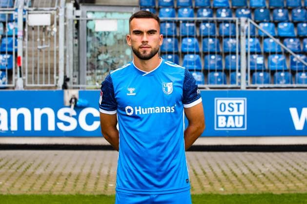 Emir Kuhinja, 1. FC Magdeburg - 2. Fussball Bundesliga Porträttermin 2. BL 2024 2025 offizieller Fototermin 1. FC Magdeburg in der Avnet Arena in Magdeburg - Porträt, Portrait, Einzelbild, Deutschland, Fussball, Maenner, GER, 18.07.2024