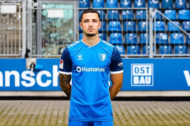 Falko Michel, 1. FC Magdeburg - 2. Fussball Bundesliga Porträttermin 2. BL 2024 2025 offizieller Fototermin 1. FC Magdeburg in der Avnet Arena in Magdeburg - Porträt, Portrait, Einzelbild, Deutschland, Fussball, Maenner, GER, 18.07.2024