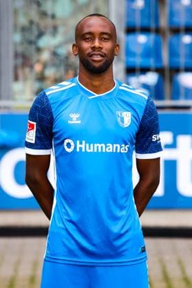 Silas Gnaka, 1. FC Magdeburg - 2. Fussball Bundesliga Porträttermin 2. BL 2024 2025 offizieller Fototermin 1. FC Magdeburg in der Avnet Arena in Magdeburg - Porträt, Portrait, Einzelbild, Deutschland, Fussball, Maenner, GER, 18.07.2024