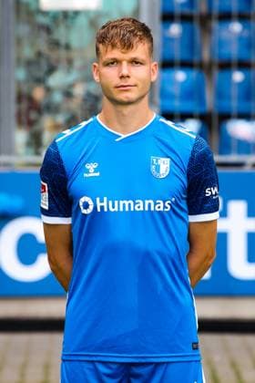 Philipp Hercher, 1. FC Magdeburg - 2. Fussball Bundesliga Porträttermin 2. BL 2024 2025 offizieller Fototermin 1. FC Magdeburg in der Avnet Arena in Magdeburg - Porträt, Portrait, Einzelbild, Deutschland, Fussball, Maenner, GER, 18.07.2024