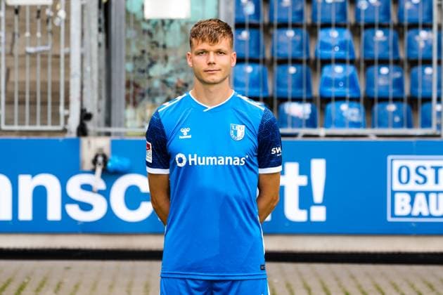 Philipp Hercher, 1. FC Magdeburg - 2. Fussball Bundesliga Porträttermin 2. BL 2024 2025 offizieller Fototermin 1. FC Magdeburg in der Avnet Arena in Magdeburg - Porträt, Portrait, Einzelbild, Deutschland, Fussball, Maenner, GER, 18.07.2024