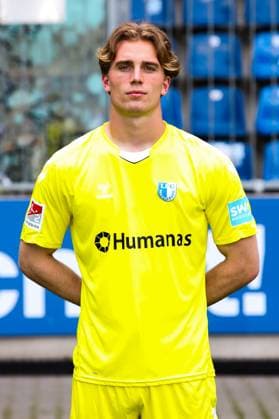 Torwart Noah Kruth, 1. FC Magdeburg - 2. Fussball Bundesliga Porträttermin 2. BL 2024 2025 offizieller Fototermin 1. FC Magdeburg in der Avnet Arena in Magdeburg - Porträt, Portrait, Einzelbild, Deutschland, Fussball, Maenner, GER, 18.07.2024