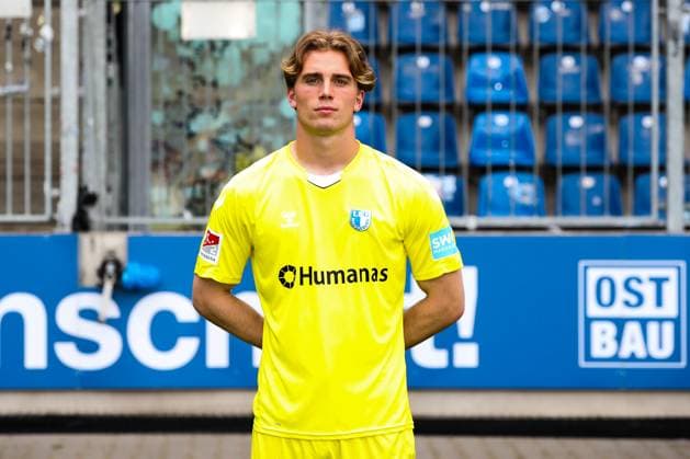 Torwart Noah Kruth, 1. FC Magdeburg - 2. Fussball Bundesliga Porträttermin 2. BL 2024 2025 offizieller Fototermin 1. FC Magdeburg in der Avnet Arena in Magdeburg - Porträt, Portrait, Einzelbild, Deutschland, Fussball, Maenner, GER, 18.07.2024