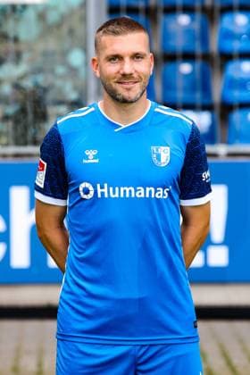 Robert Leipertz, 1. FC Magdeburg - 2. Fussball Bundesliga Porträttermin 2. BL 2024 2025 offizieller Fototermin 1. FC Magdeburg in der Avnet Arena in Magdeburg - Porträt, Portrait, Einzelbild, Deutschland, Fussball, Maenner, GER, 18.07.2024