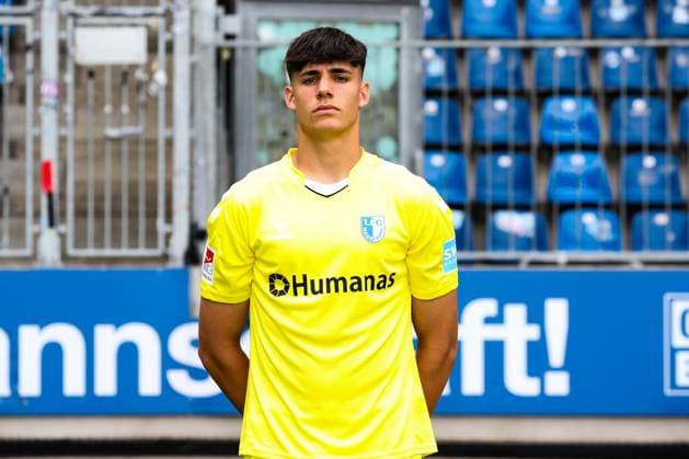 Torwart Robert Kampa, 1. FC Magdeburg - 2. Fussball Bundesliga Porträttermin 2. BL 2024 2025 offizieller Fototermin 1. FC Magdeburg in der Avnet Arena in Magdeburg - Porträt, Portrait, Einzelbild, Deutschland, Fussball, Maenner, GER, 18.07.2024