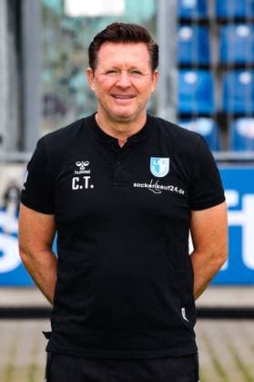 Trainer Christian Titz, 1. FC Magdeburg - 2. Fussball Bundesliga Porträttermin 2. BL 2024 2025 offizieller Fototermin 1. FC Magdeburg in der Avnet Arena in Magdeburg - Porträt, Portrait, Einzelbild, Deutschland, Fussball, Maenner, GER, 18.07.2024