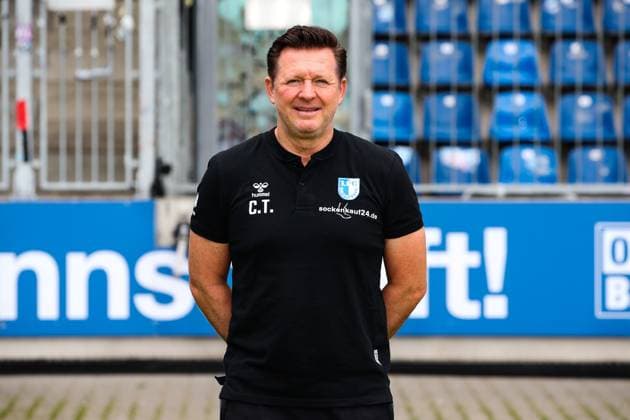 Trainer Christian Titz, 1. FC Magdeburg - 2. Fussball Bundesliga Porträttermin 2. BL 2024 2025 offizieller Fototermin 1. FC Magdeburg in der Avnet Arena in Magdeburg - Porträt, Portrait, Einzelbild, Deutschland, Fussball, Maenner, GER, 18.07.2024