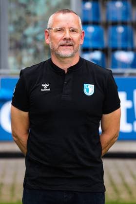 Mannschaftsarzt Prof. Dr. med. habil. Christian Stärke, 1. FC Magdeburg - 2. Fussball Bundesliga Porträttermin 2. BL 2024 2025 offizieller Fototermin 1. FC Magdeburg in der Avnet Arena in Magdeburg - Porträt, Portrait, Einzelbild, Deutschland, Fussball, Maenner, GER, 18.07.2024