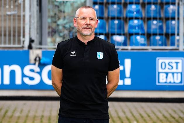 Mannschaftsarzt Prof. Dr. med. habil. Christian Stärke, 1. FC Magdeburg - 2. Fussball Bundesliga Porträttermin 2. BL 2024 2025 offizieller Fototermin 1. FC Magdeburg in der Avnet Arena in Magdeburg - Porträt, Portrait, Einzelbild, Deutschland, Fussball, Maenner, GER, 18.07.2024