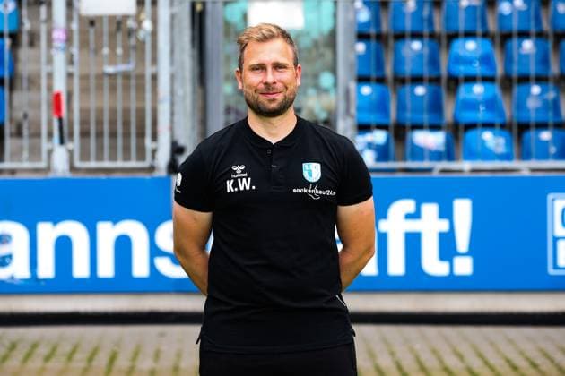 Videoanalyst Kevin Waliczek, 1. FC Magdeburg - 2. Fussball Bundesliga Porträttermin 2. BL 2024 2025 offizieller Fototermin 1. FC Magdeburg in der Avnet Arena in Magdeburg - Porträt, Portrait, Einzelbild, Deutschland, Fussball, Maenner, GER, 18.07.2024