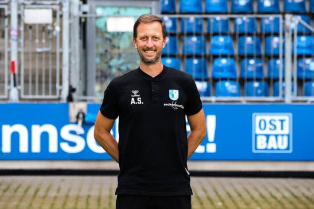 Co-Trainer Andreas Schumacher, 1. FC Magdeburg - 2. Fussball Bundesliga Porträttermin 2. BL 2024 2025 offizieller Fototermin 1. FC Magdeburg in der Avnet Arena in Magdeburg - Porträt, Portrait, Einzelbild, Deutschland, Fussball, Maenner, GER, 18.07.2024