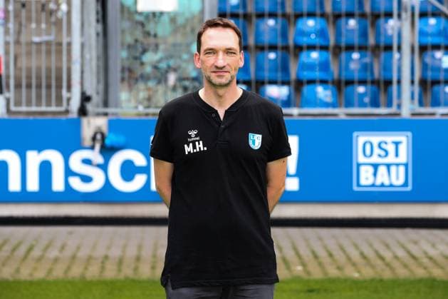 Leiter Medien und Kommunikation Pressesprecher Manuel Holscher, 1. FC Magdeburg - 2. Fussball Bundesliga Porträttermin 2. BL 2024 2025 offizieller Fototermin 1. FC Magdeburg in der Avnet Arena in Magdeburg - Porträt, Portrait, Einzelbild, Deutschland, Fussball, Maenner, GER, 18.07.2024