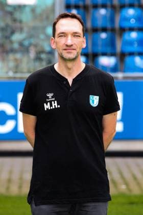 Leiter Medien und Kommunikation Pressesprecher Manuel Holscher, 1. FC Magdeburg - 2. Fussball Bundesliga Porträttermin 2. BL 2024 2025 offizieller Fototermin 1. FC Magdeburg in der Avnet Arena in Magdeburg - Porträt, Portrait, Einzelbild, Deutschland, Fussball, Maenner, GER, 18.07.2024