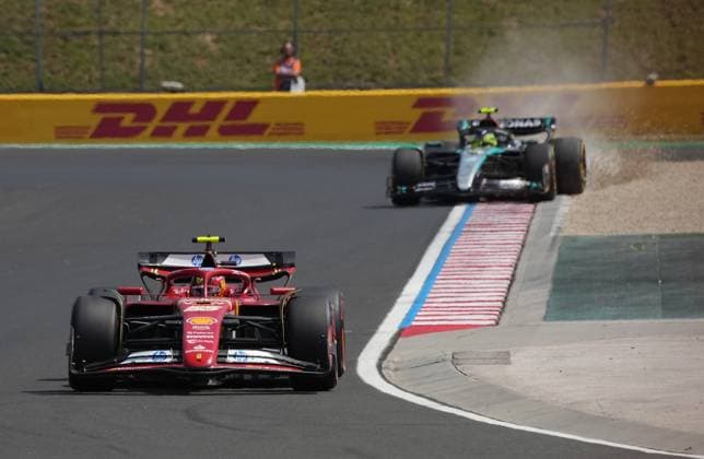 FORMULA 1 HUNGARIAN GRAND PRIX 2024 19.07.2024, Hungaroring, Budapest, FORMULA 1 HUNGARIAN GRAND PRIX 2024 , im Bild Carlos Sainz Jr. (ESP), Scuderia Ferrari HP, Lewis Hamilton (GBR), Mercedes-AMG Petronas Formula One Team