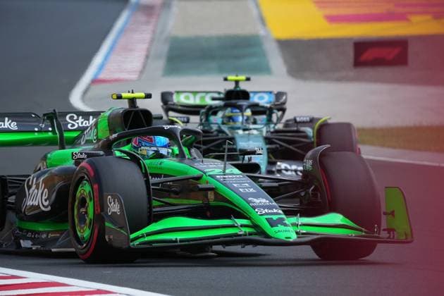 19.07.2024, Hungaroring, Budapest, FORMULA 1 HUNGARIAN GRAND PRIX 2024 , im Bild Zhou Guanyu (CHN), Stake F1 Team Kick Sauber, Fernando Alonso (ESP), Aston Martin Aramco Cognizant Formula One Team Defodi-506_20240719_hbr_1760