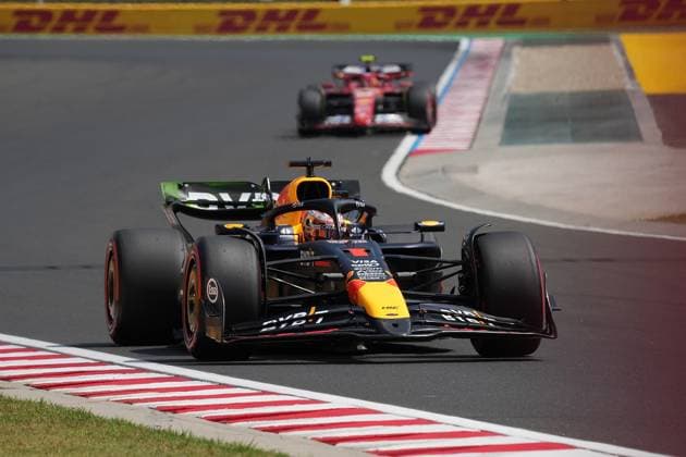 19.07.2024, Hungaroring, Budapest, FORMULA 1 HUNGARIAN GRAND PRIX 2024 , im Bild Max Verstappen (NLD), Oracle Red Bull Racing, Carlos Sainz Jr. (ESP), Scuderia Ferrari HP Defodi-506_20240719_hbr_1989