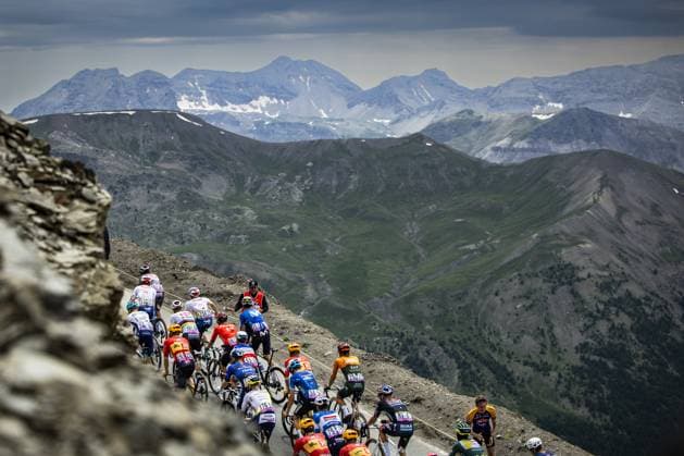 Sport Bilder des Tages The pack of riders pictured in action on the Cime de la Bonette climb during stage 19 of the 2024 Tour de France cycling race, from Embrun to Isola 2000 (144,6 km), in France, on Friday 19 July 2024. The 111th edition of the Tour de France starts on Saturday 29 June and will finish in Nice, France on 21 July. DAVIDxPINTENS  x96725134x