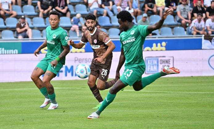 19.07.2024 - Fussball - Saison 2024 2025 - Testspiel Freundschaftsspiel Vorbereitungsspiel : SpVgg Greuther Fürth ( Kleeblatt ) - FC Sankt Pauli - - xwoxzix - Roberto Massimo (11, SpVgg Greuther Fürth ) Elias Saad (26, FC St. Pauli ) Gideon Jung ( 23, SpVgg Greuther Fürth ) - Chance Torchance