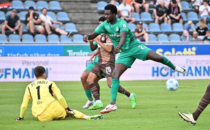 19.07.2024 - Fussball - Saison 2024 2025 - Testspiel Freundschaftsspiel Vorbereitungsspiel : SpVgg Greuther Fürth ( Kleeblatt ) - FC Sankt Pauli - - xwoxzix - Ben Voll (1, FC St. Pauli ) wehrt gegen Gideon Jung ( 23, SpVgg Greuther Fürth ) ab